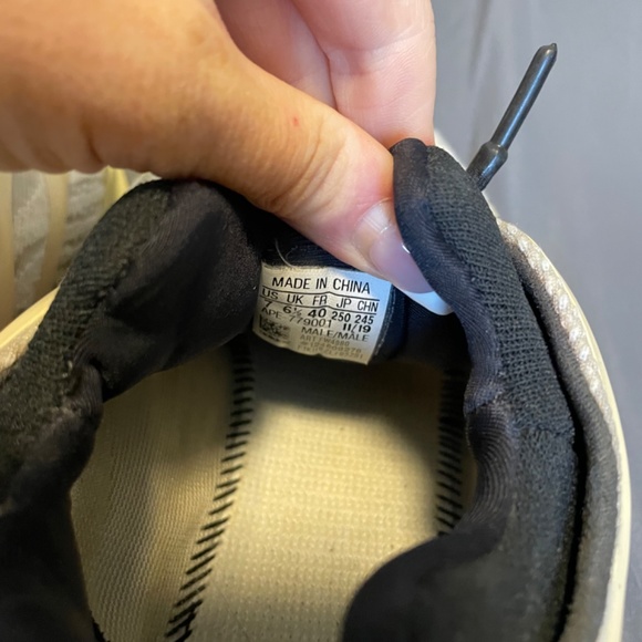 Authentic yeezy 700 v3 - Picture 5 of 6